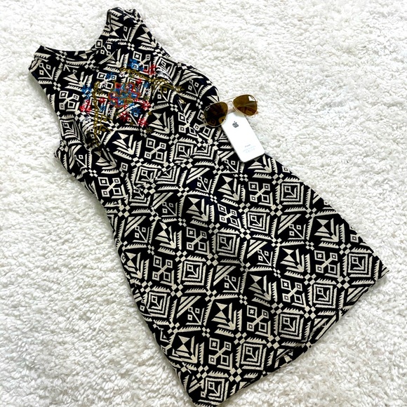 Astr Dresses & Skirts - ASTR Cutout Back Tribal Print Bodycon Dress